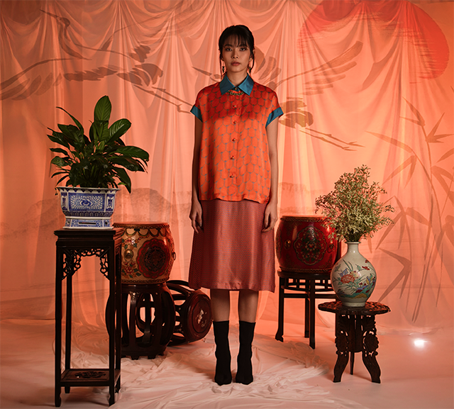 เสื้อเชิ๊ตสีส้มแขนเบิ้ล ผ้าซิลค์ซาตินพิมพ์ลาย Orange Rolled-Sleeve Silk Satin Shirt