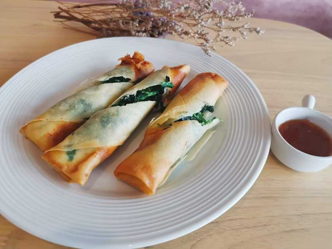ปอเปี้ยผักโขมชีส