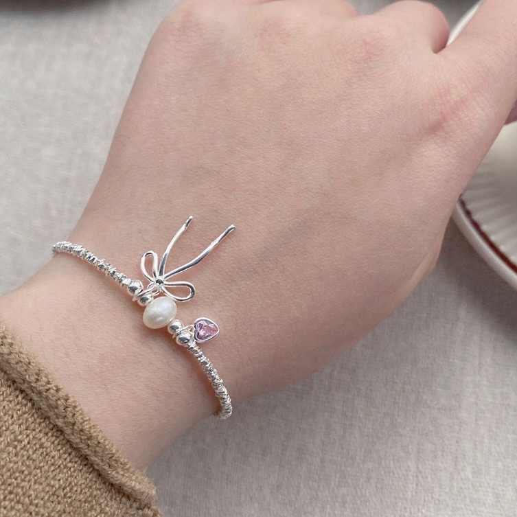 [พร้อมส่ง] สร้อยข้อมือ พร้อมจี้โบว์และจี้หัวใจประดับพลอยสีชมพู | QG015