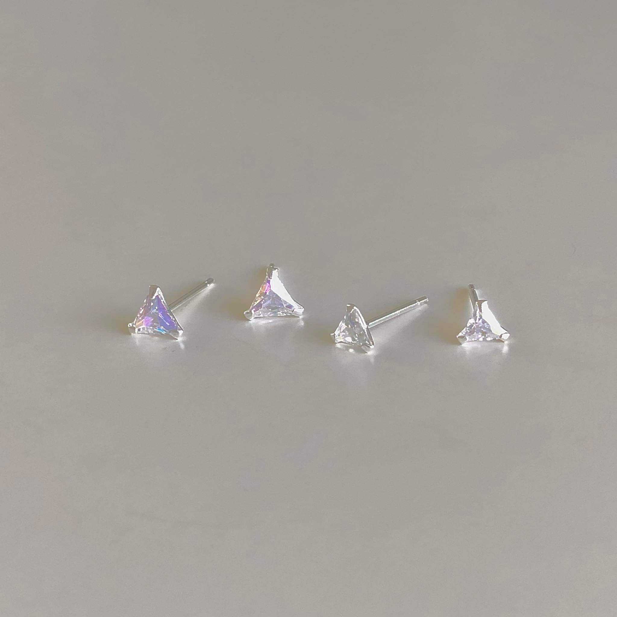 Winterwinter Jewelry Silver925 : ต่างหูเงินแท้ เพชร cz สีเรนโบว์ ทรงสามเหลี่ยม