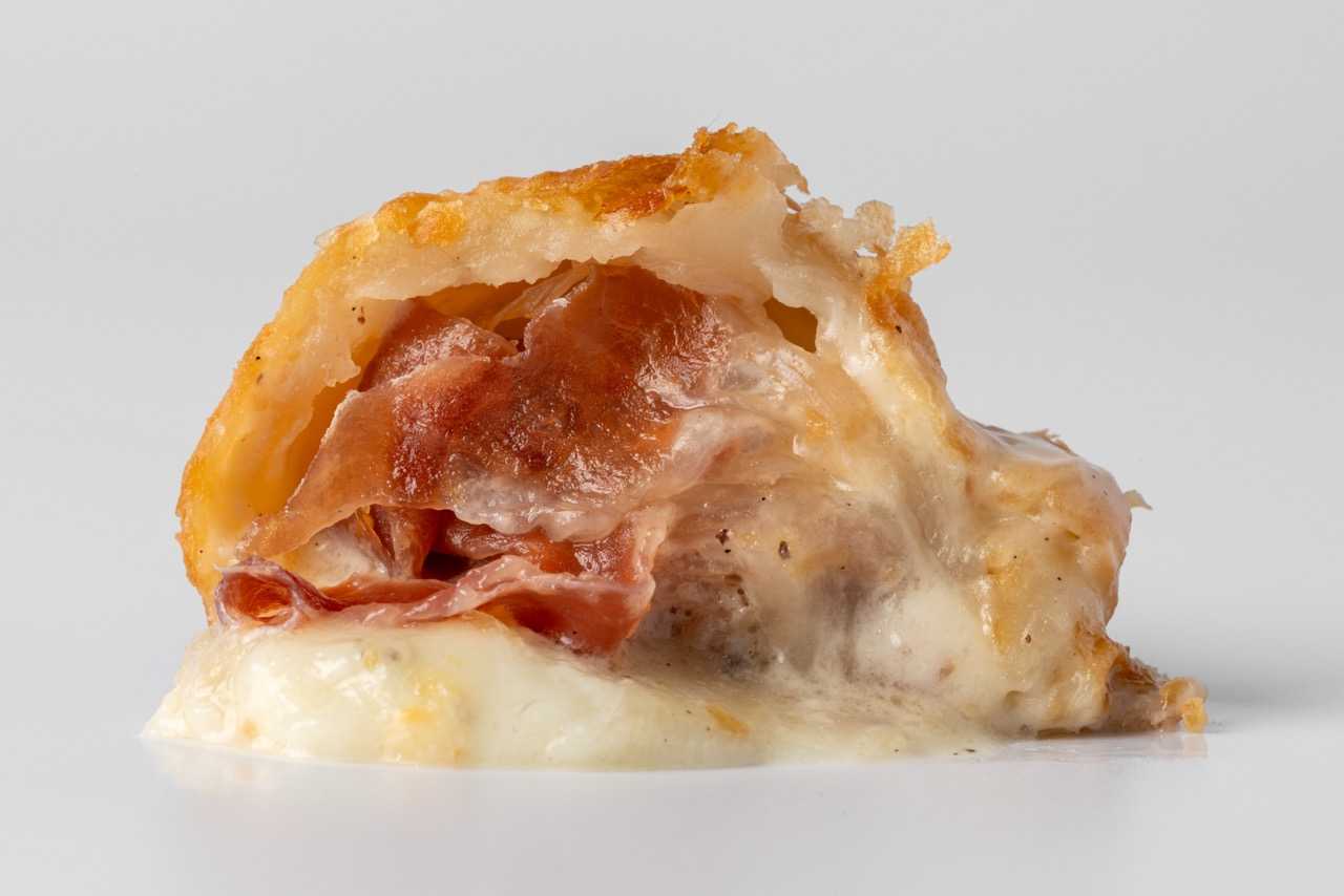 Parma Mozza Mascarpone Puff (พาร์มาแฮม มอสซาเรลลา และมาสคาโปนชีส)