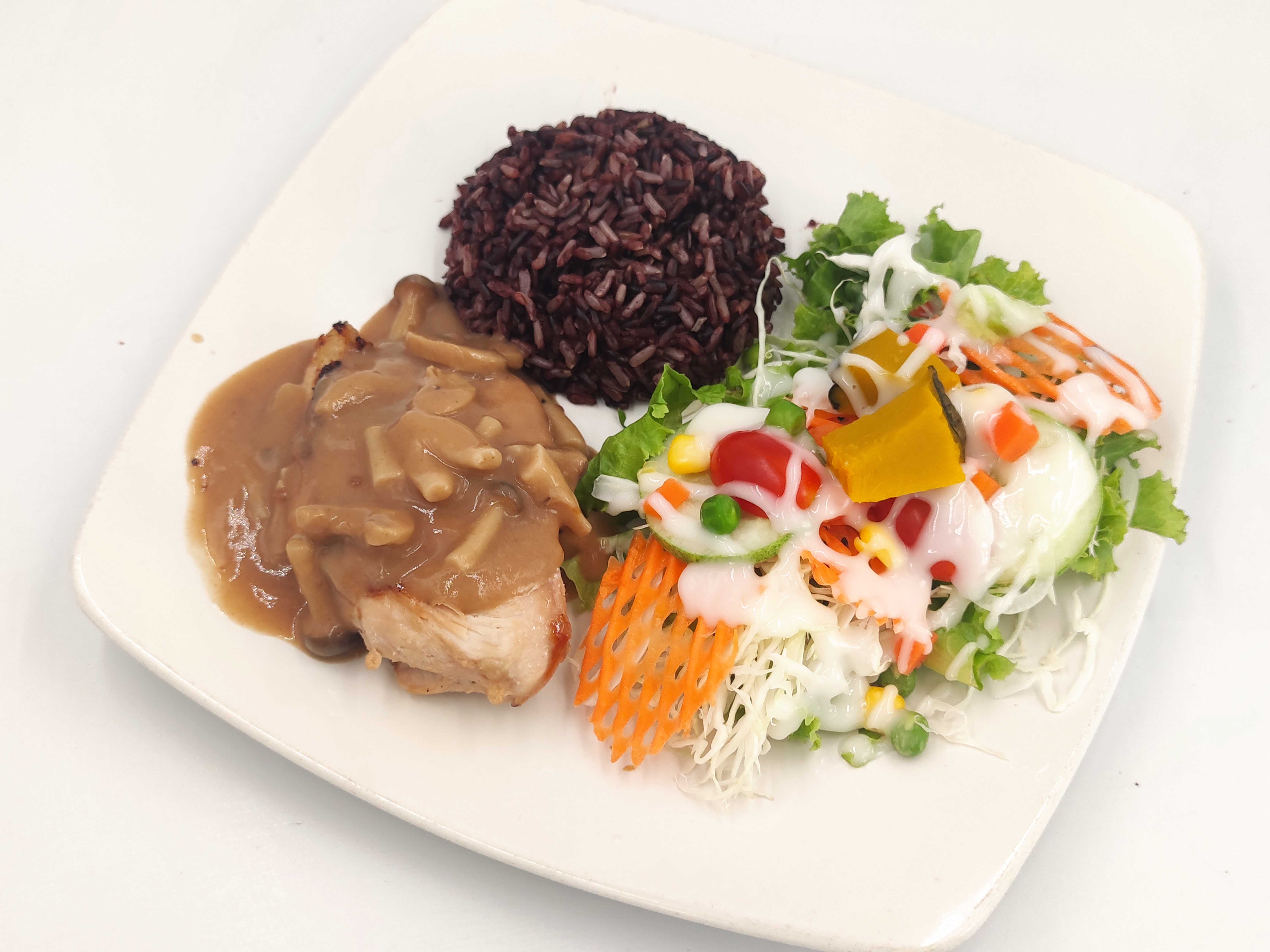 สเต็กไก่ซอสเห็ดสลัดกับขนมปังโฮลวีท(เปลี่ยนขนมปังเป็นข้าวไรซ์เบอรี่ได้)