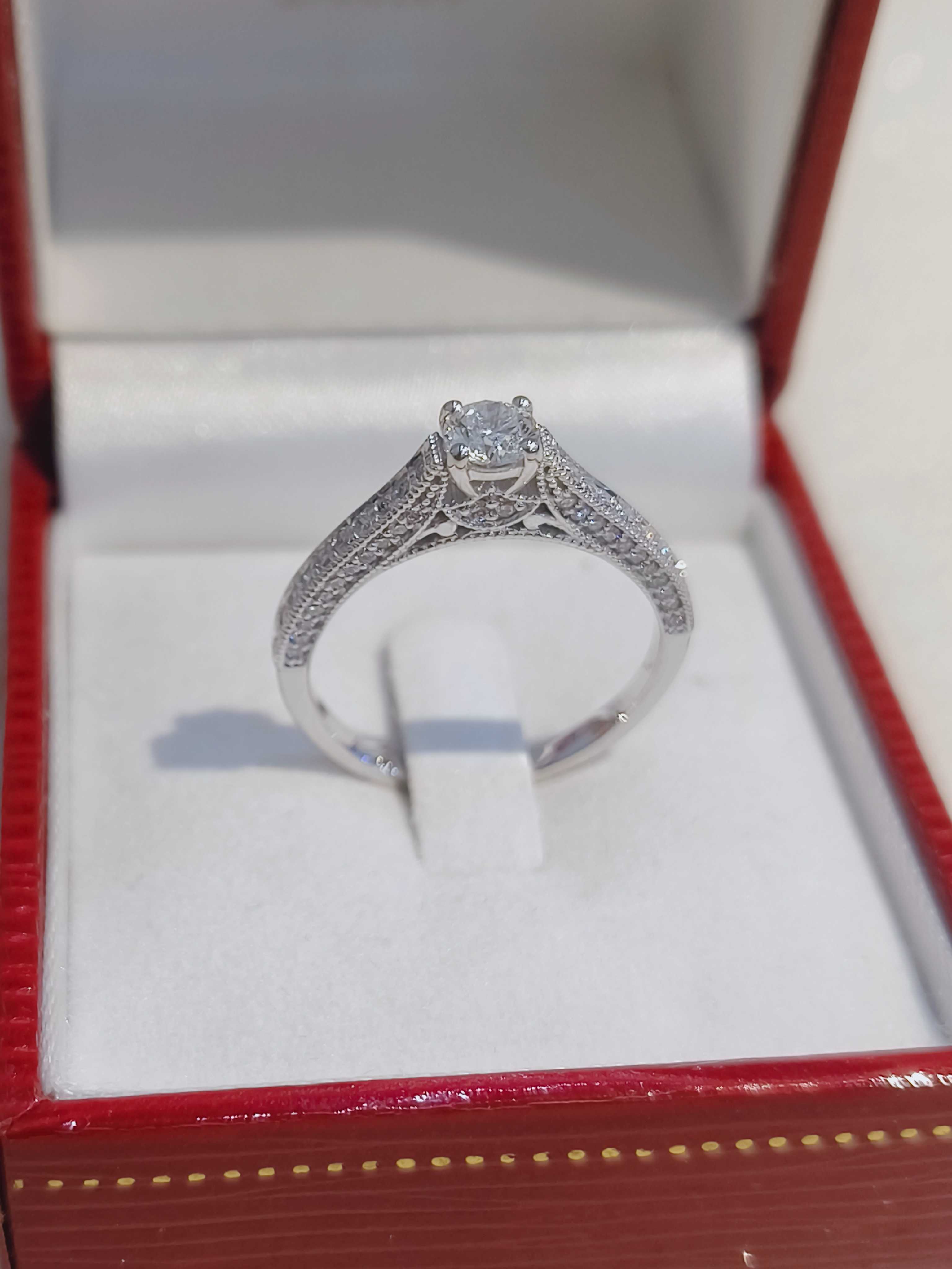 แหวนเพชรดีไซน์เจ้าหญิง 0.30/0.37ct