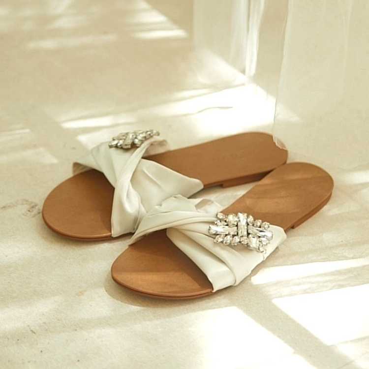 CLEARANCE รองเท้าแตะ Kira sandals - Pearl