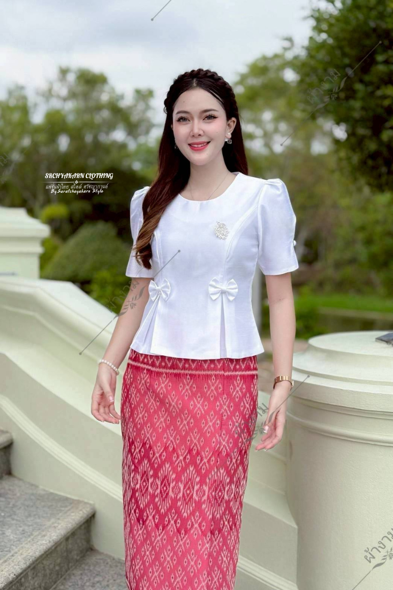 เสื้อไหมสี่เส้น  คอกลม  แขนสั้น ยกจีบไหล่ ชายระบายหน้าอัดจีบแต่งโบว์ 2 ข้าง ใส่กับผ้าถุง ไปวัดสวยมาก