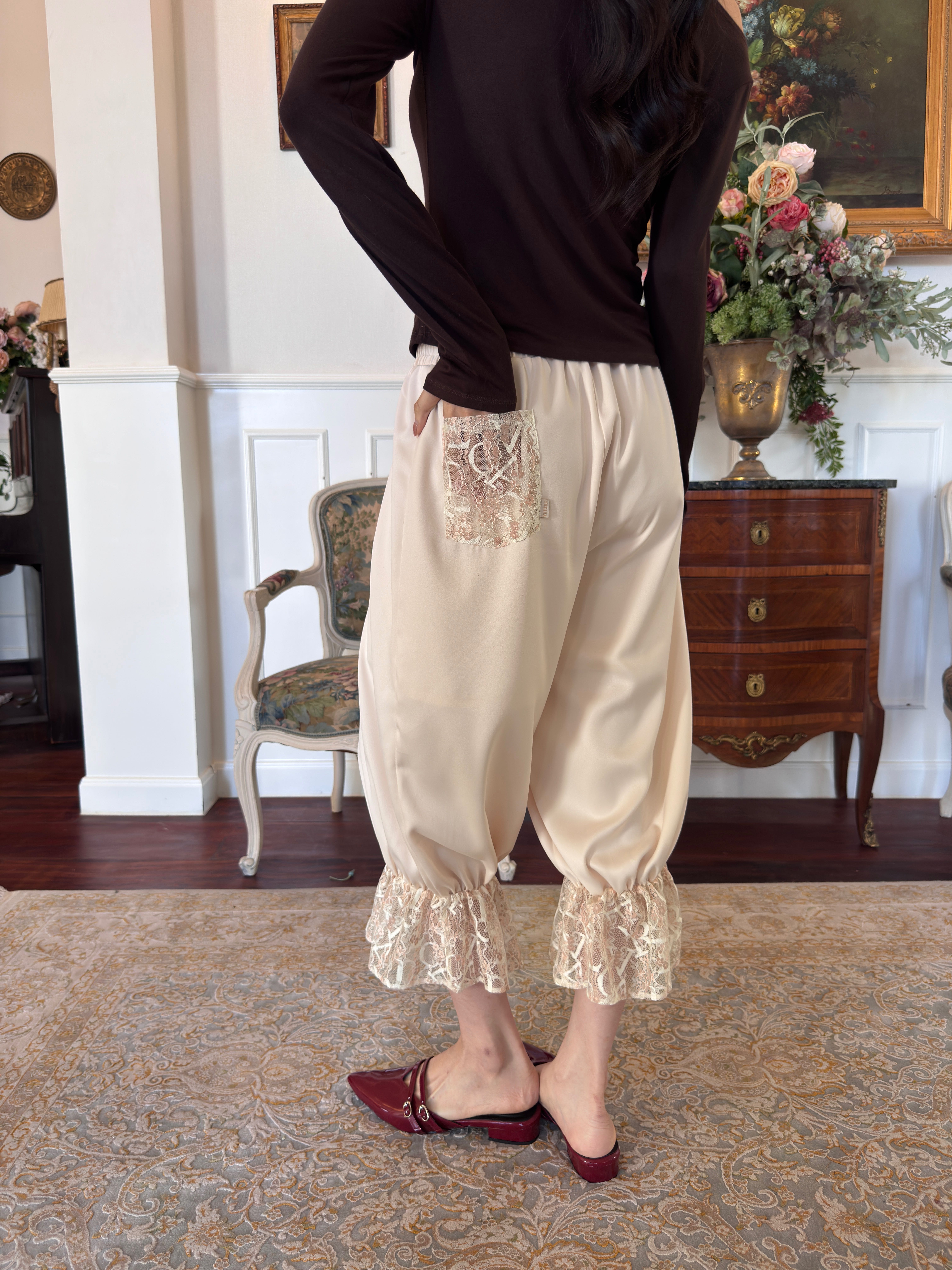 Jasmine pants in Eggs royale (กางเกงฮาเล็ม มีขาสั้นซับใน แต่งลูกไม้ที่ชาย และกระเป๋าหลัง)