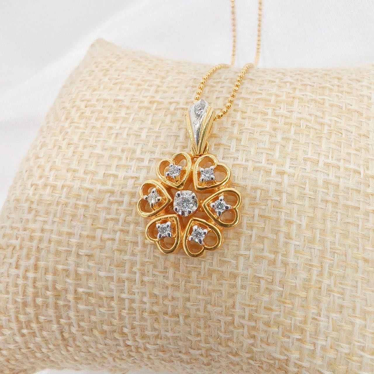 จี้หัวใจดอกไม้ 0.22 ct