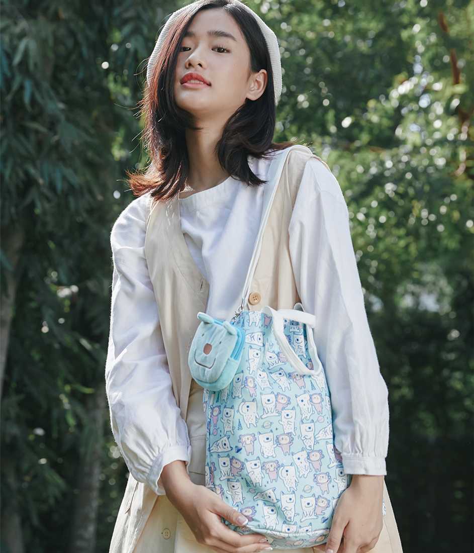 กระเป๋าผ้าแคนวาส แบบ สะพายข้าง ( Crossbody Tote Bag ) : ลาย มาจอรี่  : ทั้งหมด 2 ลาย