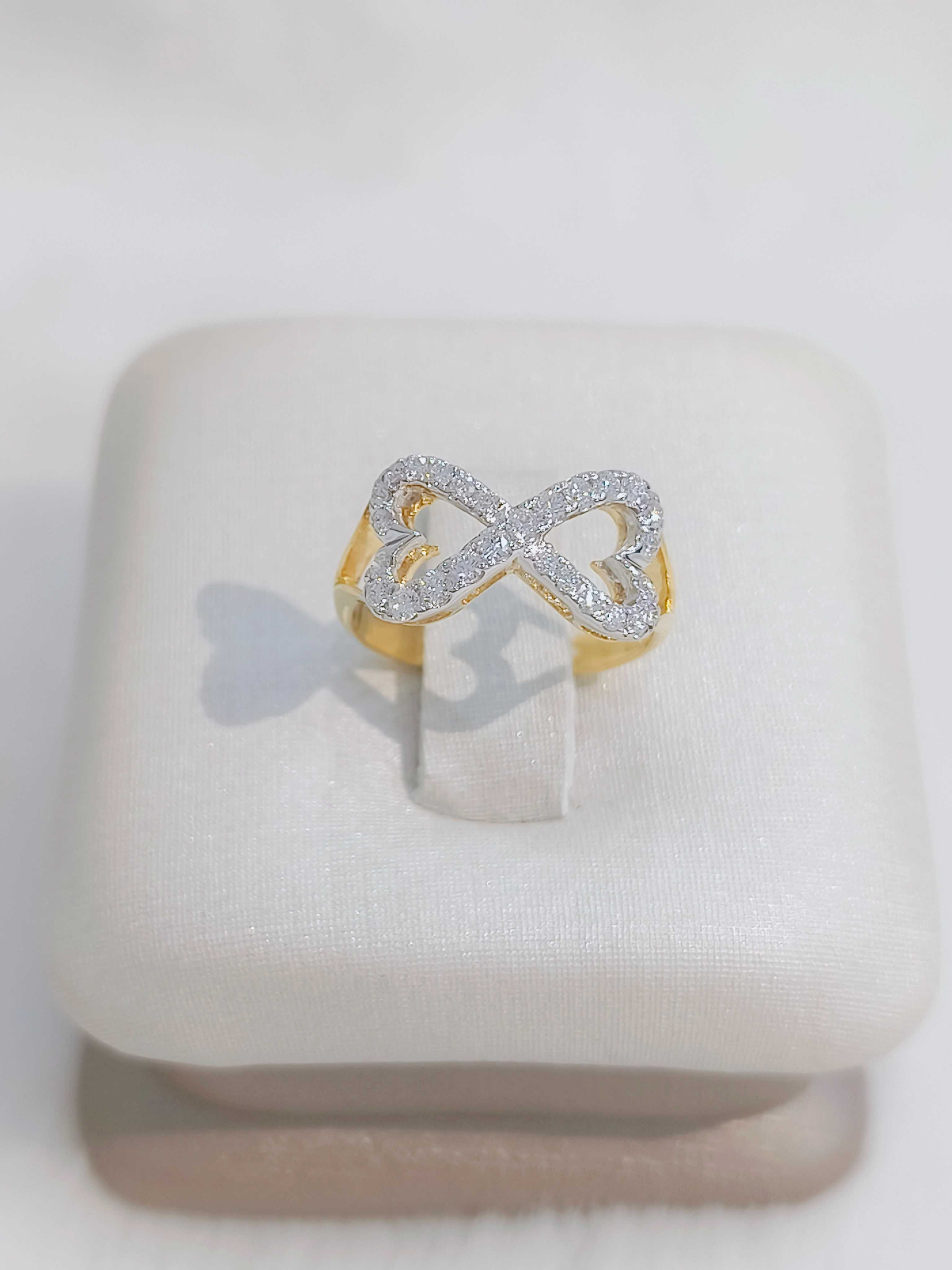 แหวนเพชรดีไซน์อินฟินิตี้หัวใจ  0.39 ct
