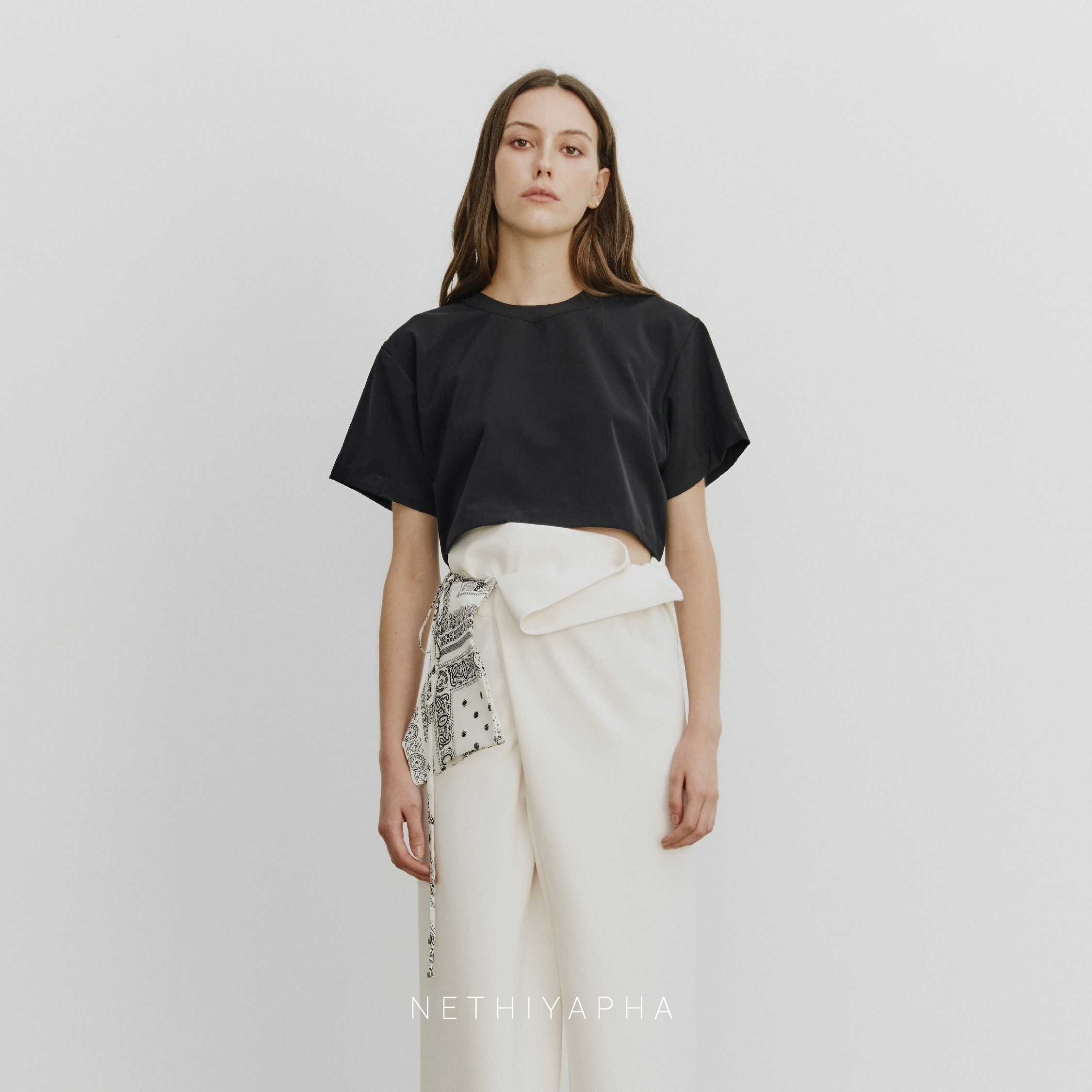 Drawstring Back Crop Top : Dark Truffle เสื้อครอปแขนสั้นรูดวงกลมเปิดหลัง สีดำ