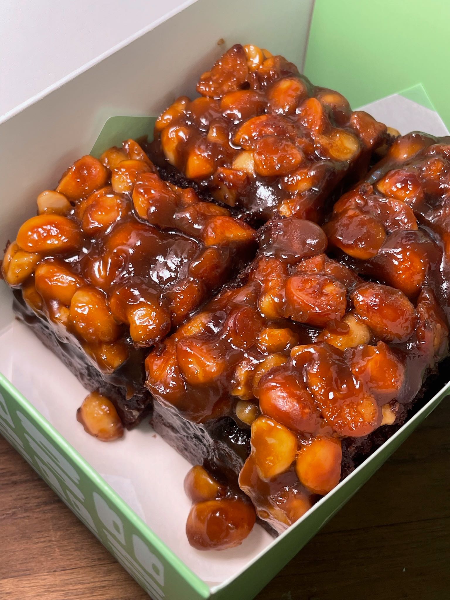 VERY Macademia Toffee Cake  ท็อฟฟี่เค้ก - 4 pieces