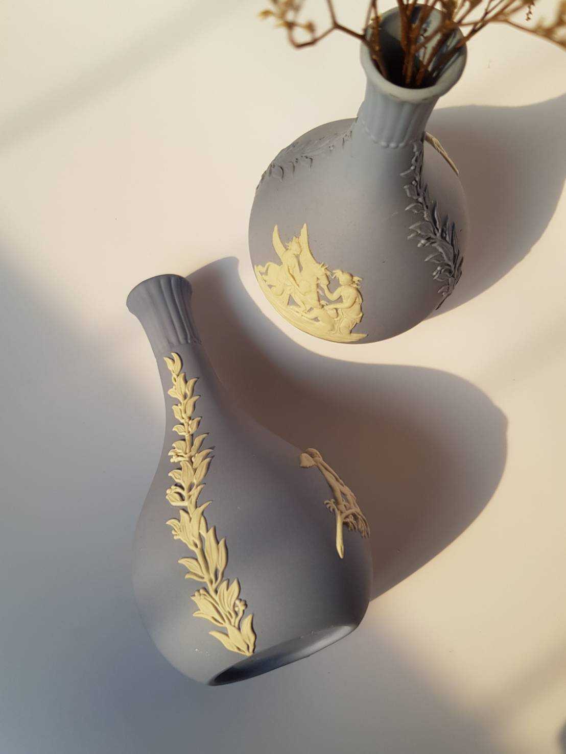 แจกันวินเทจสีฟ้าลายคิวปิด Wedgwood Blue Jasperware Autumn Winter Bud Vase