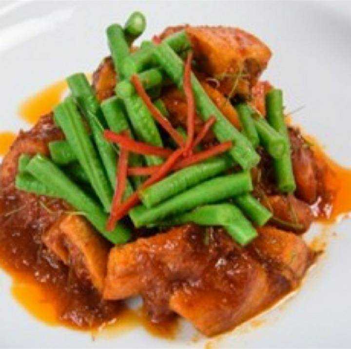 ผัดพริกขิงถั่วฝักยาวหมู Red Curry Paste stir fry with String Bean & Pork