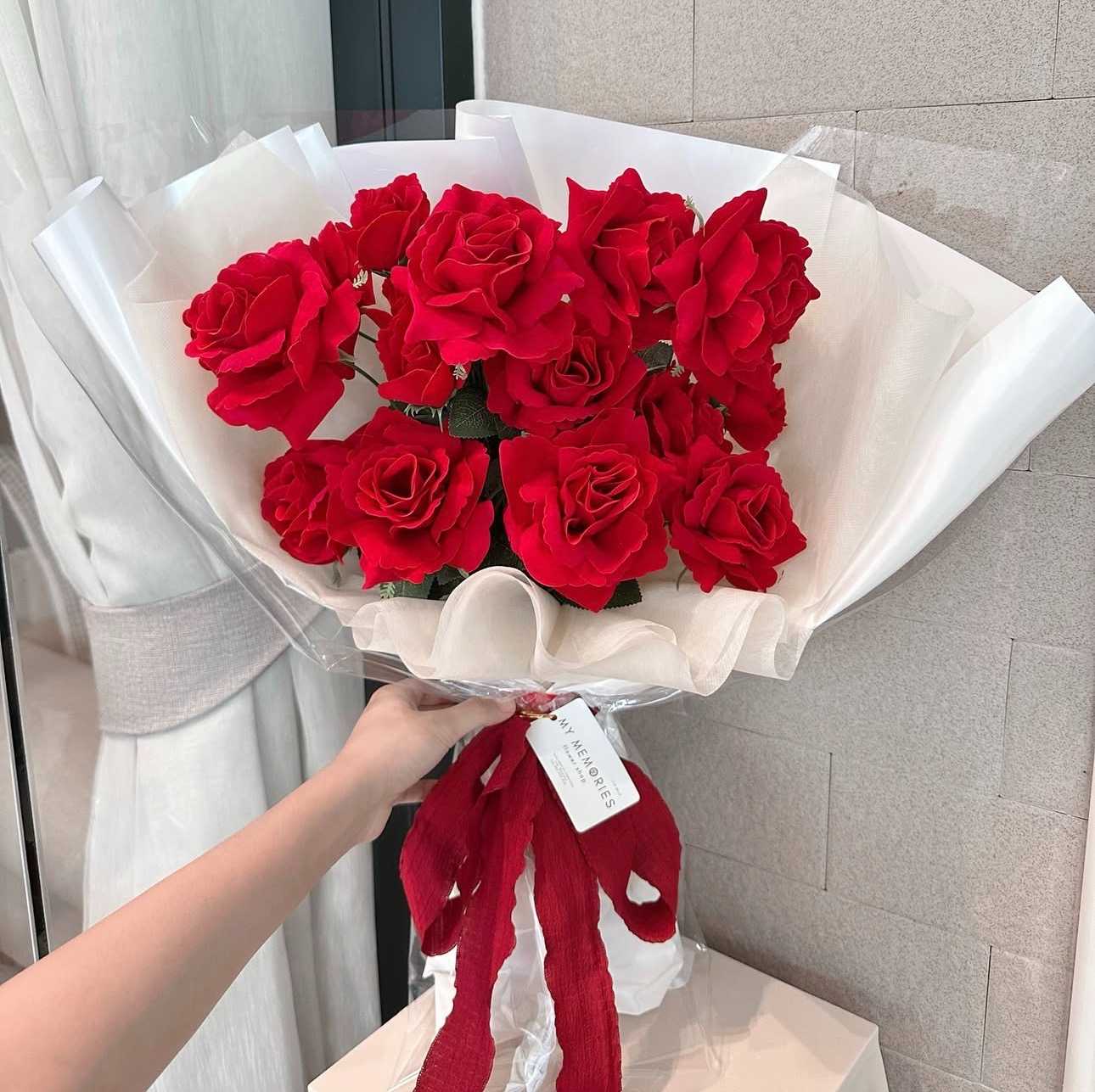 ช่อดอกไม้ปลอมกุหลาบแดงกำมะหยี่  12 ดอก