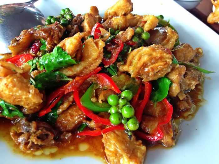ผัดเผ็ดไก่ Stir fried spicy chicken