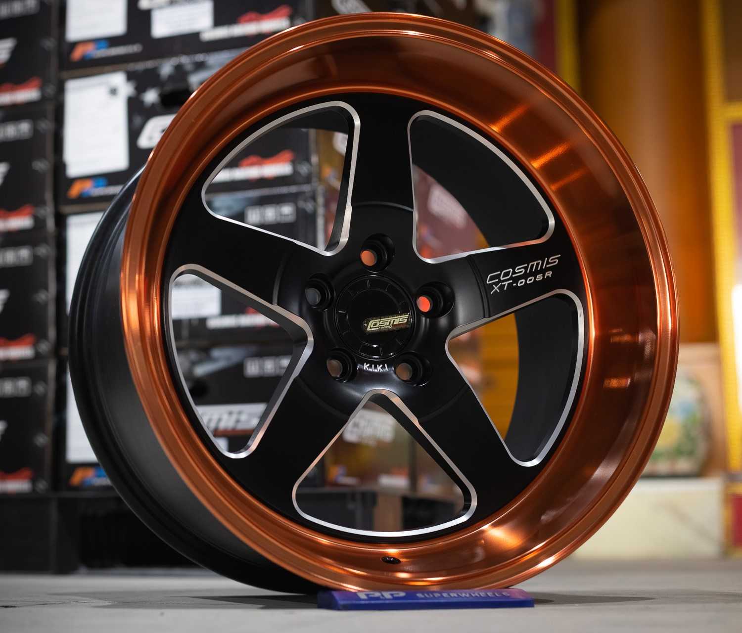 แม็กซ์ XT-005R 18X10.0 5X114.3 ET20 CB.73.1/76 BLK-W-LP(Orange/Sapphier)