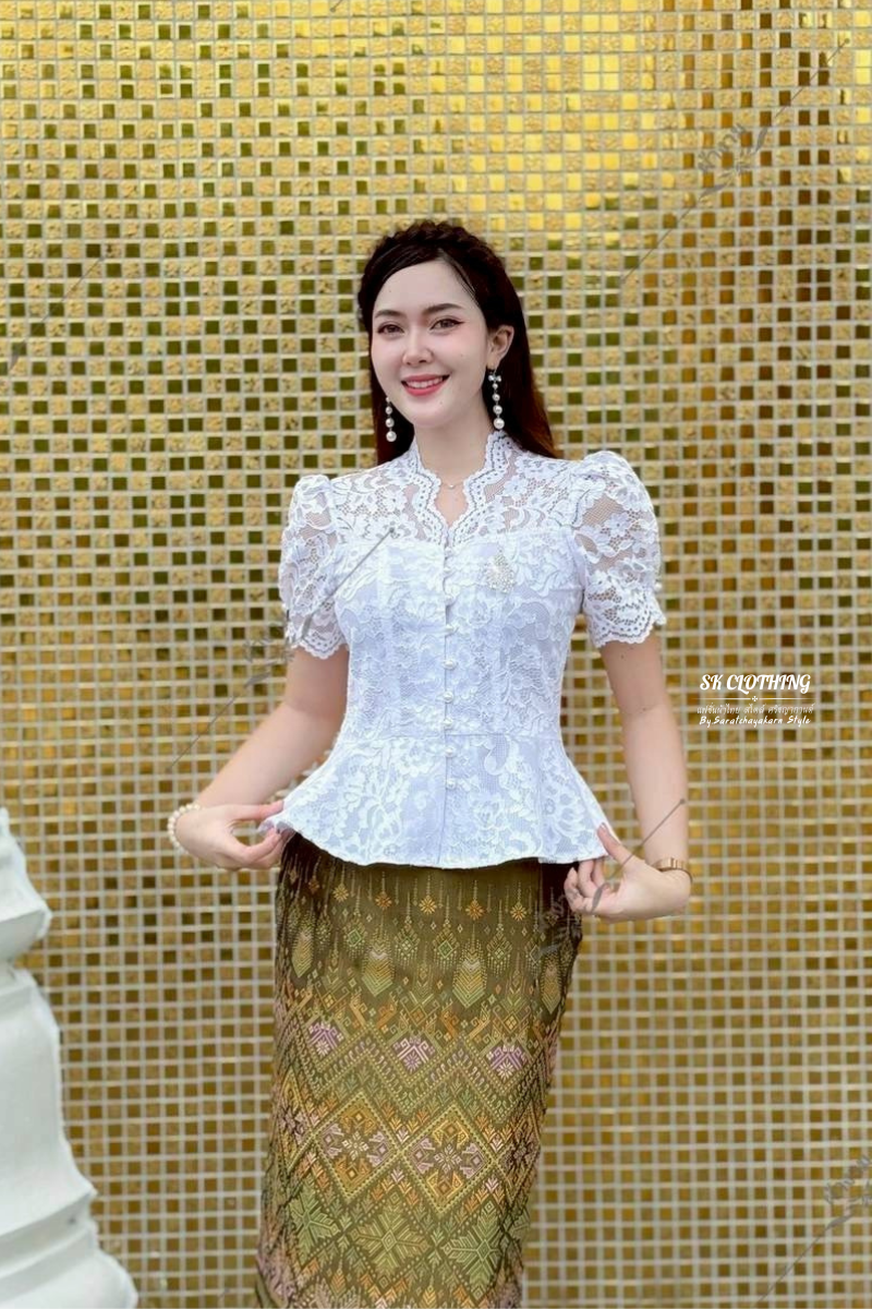 เสื้อลูกไม้ คอวี กระดุมมุก แขนตุ๊กตา แต่งชายย้วย งานเข้ารูปเข้าทรงสวย ใส่ไปวัดทำบุญ สวยมาก