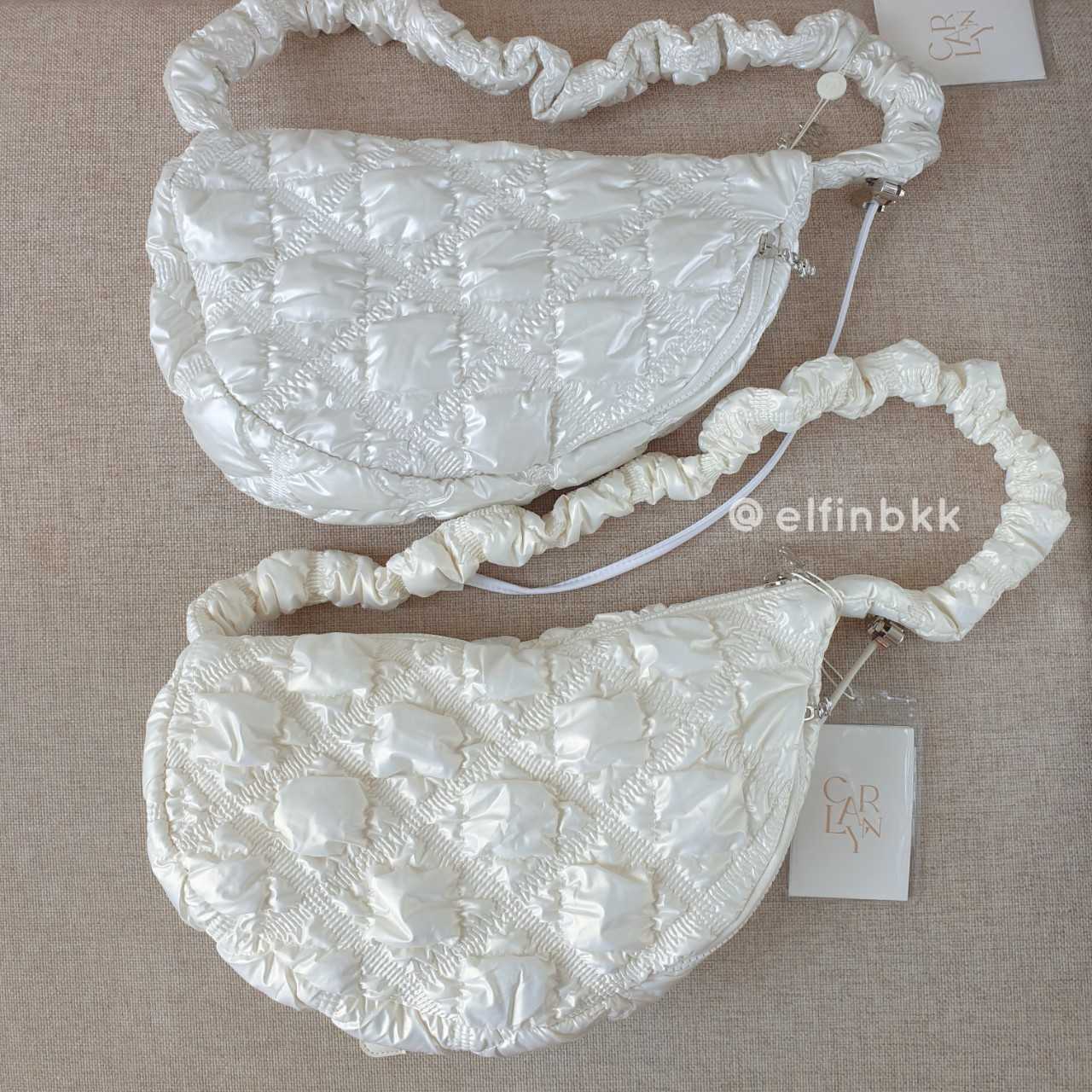 Carlyn COZY GLOW กระเป๋าสะพาย ครอสบอดี้ สีขาว สีขาวมุก Pearl white สีครีม Ivory สีเขียว Mint