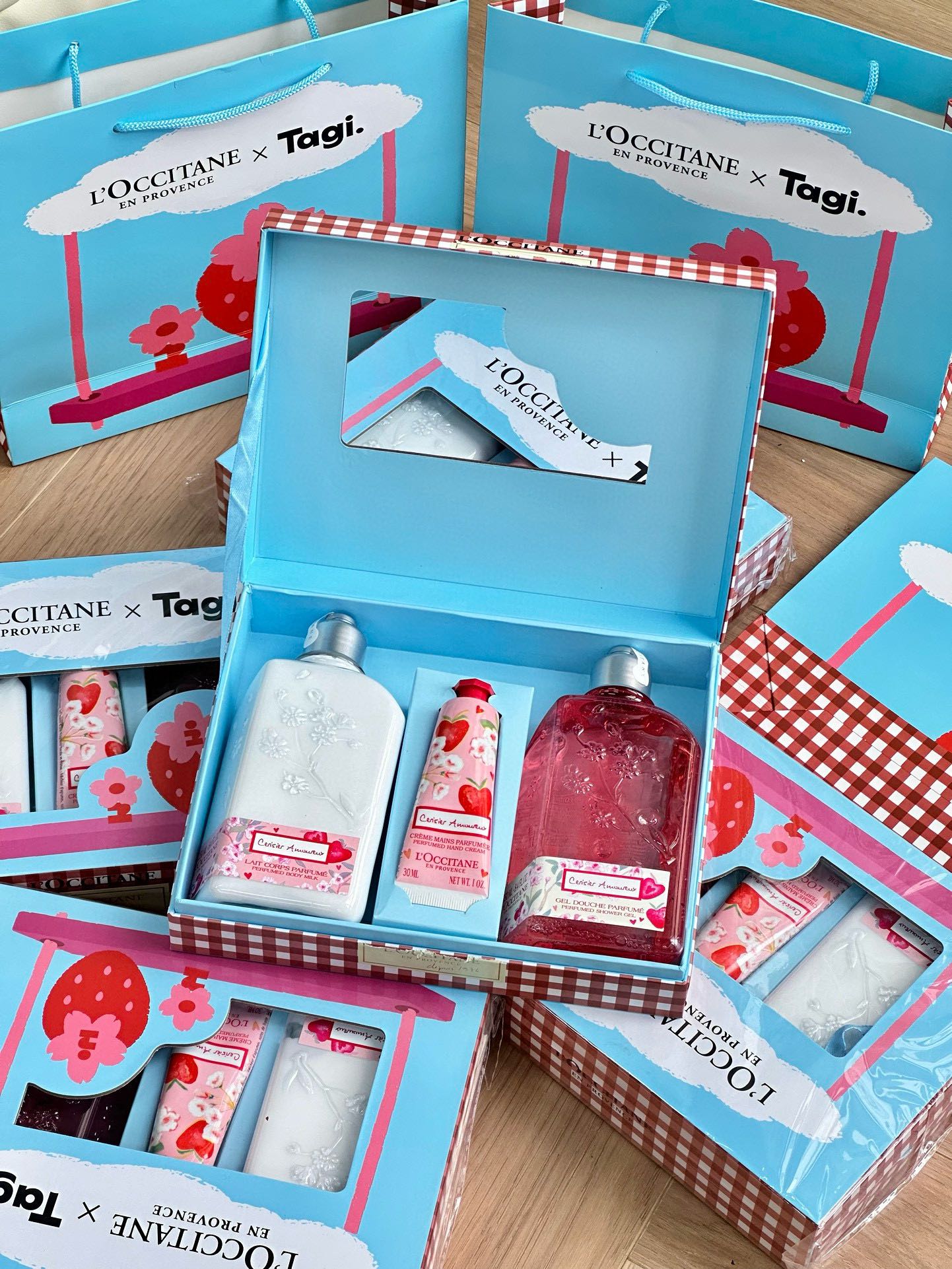 L’OCCITANE x TAGI CERISIER AMOREUX STRAWBERRY LIM ITED EDITION  ( พร้อมส่ง ) 