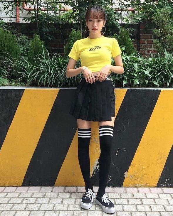 ถุงเท้ายาวเหนือเข่า 3 แถบ ยาว 69 ซม. ขอบมีซิลิโคน มีหลายสี