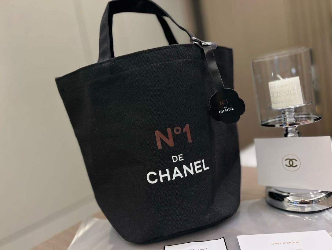 CHANEL N1 DE CHANEL Camelia Canvas Tote สีดำ