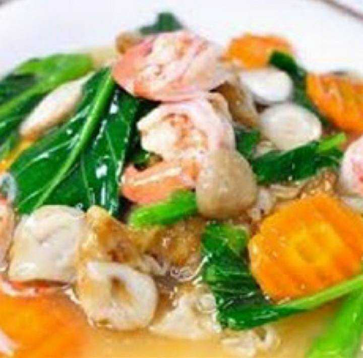 ราดหน้าเนื้อ กุ้ง หรือปลาหมึก  Flat Rice Noodle stir fry with  Beef, Shrimps or Squids