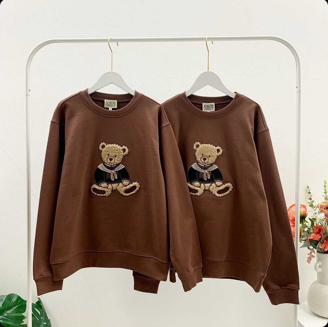 พร้อมส่ง Marithe Doodle Bear Sweatshirt (Brown)