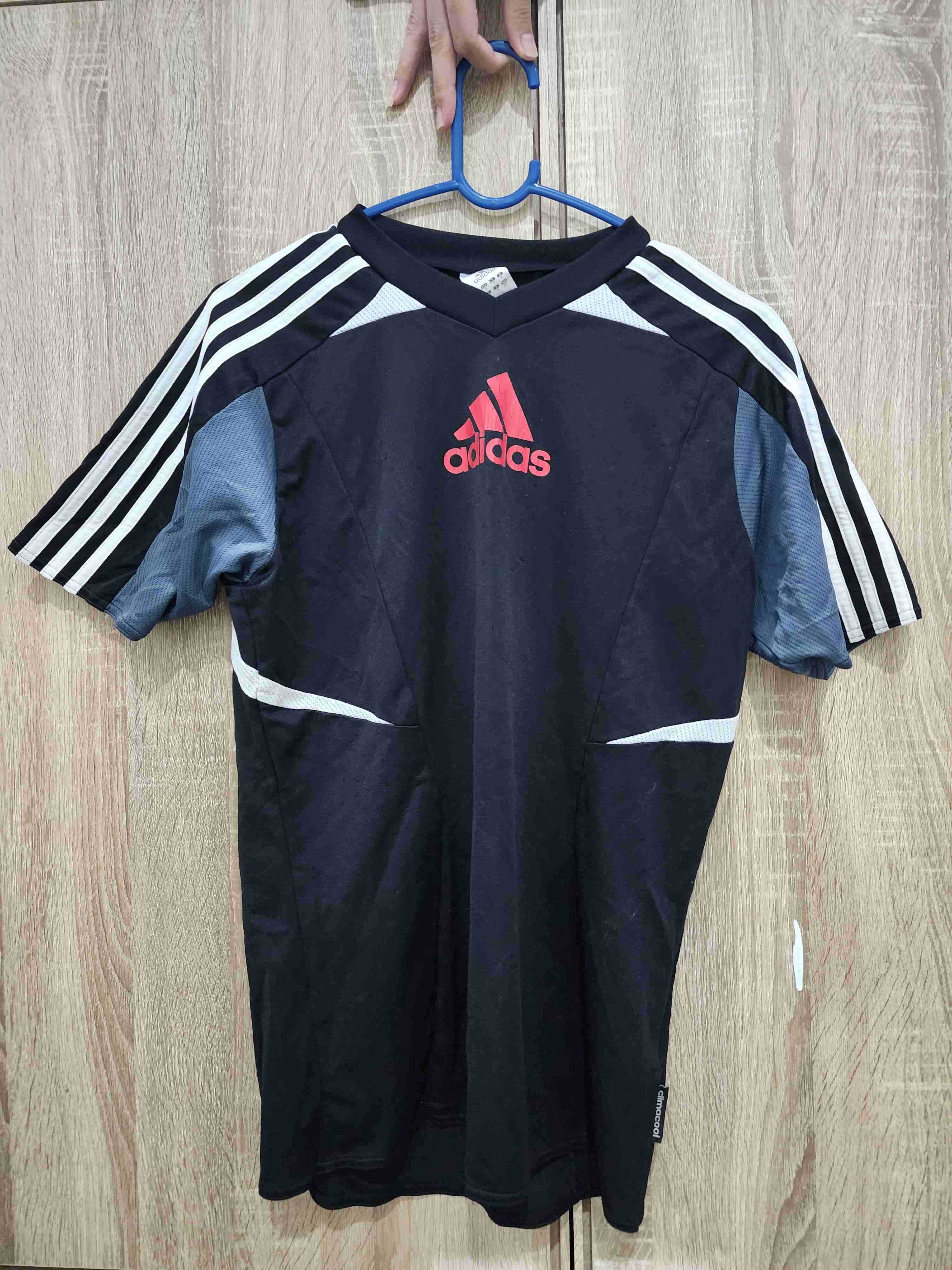 เสื้อ แขนสั้น ของใหม่เก่าเก็บ ยี่ห้อ Adidas  สวย ขนาด  M L  ใส่สบาย ยืดได้ พร้อมส่ง