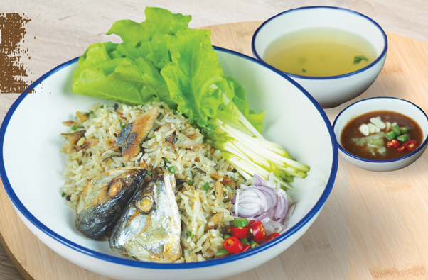 ข้าวผัดปลาทูทรงเครื่องน้ำพริกกะปิ