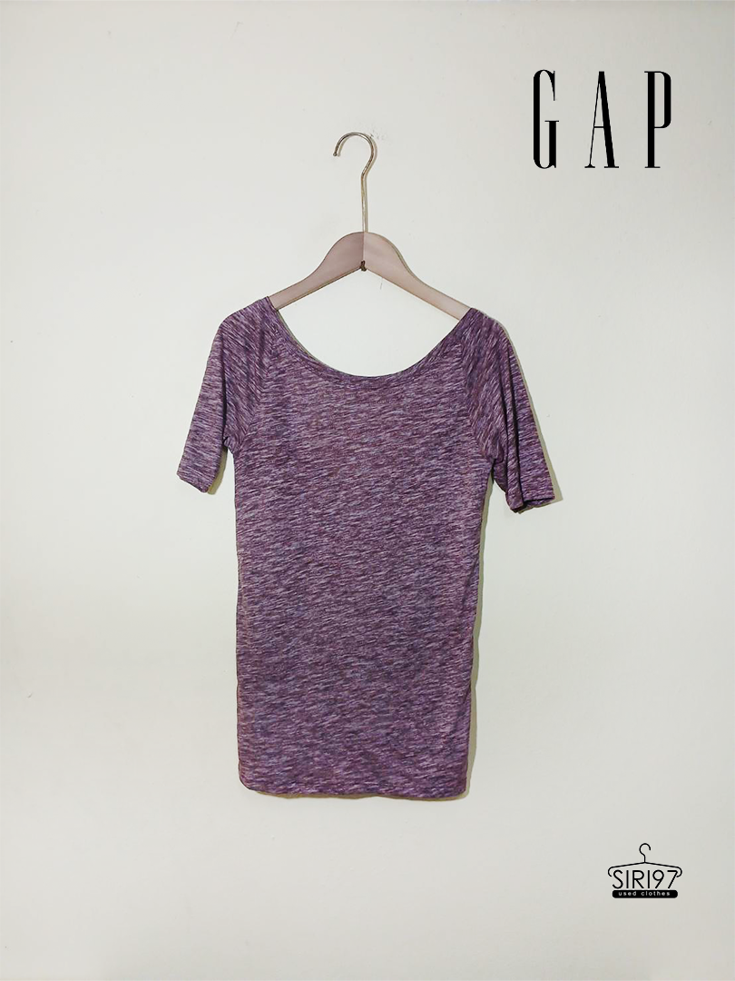 เสื้อยืดคอกลมแขนสั้น เปิดหลัง GAP สีเลือดหมูขาว สภาพ 85%