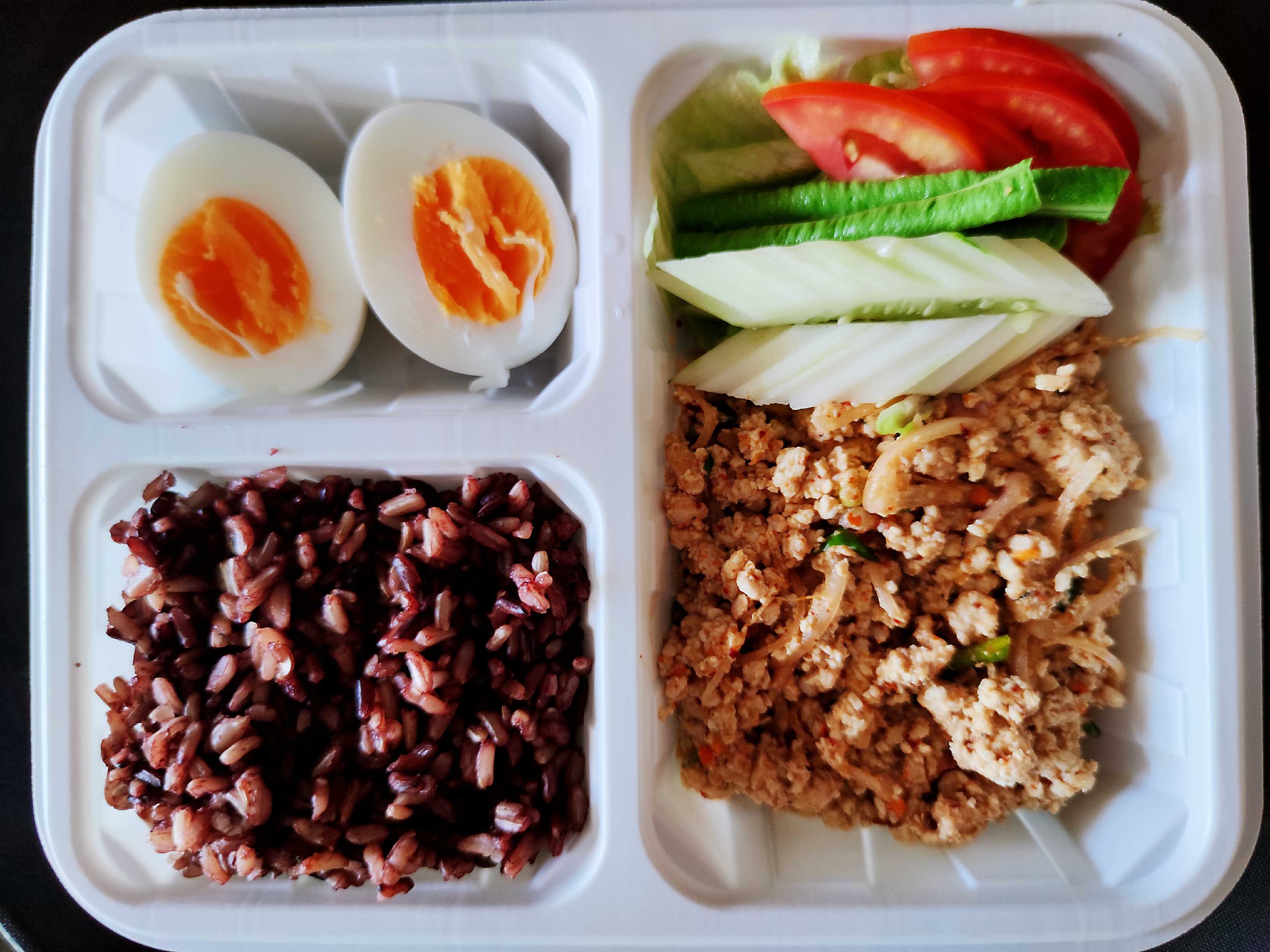 ข้าวไรซ์เบอรี่กับลาบไก่ไข่ต้ม(เลือกเนื้อสัตว์ได้)