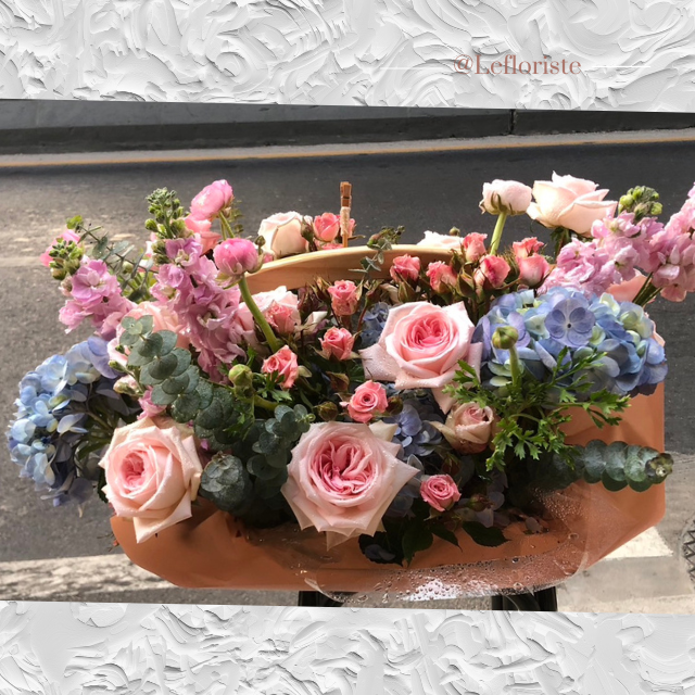 กระเช้าดอกไม้ Elegant Grace 12