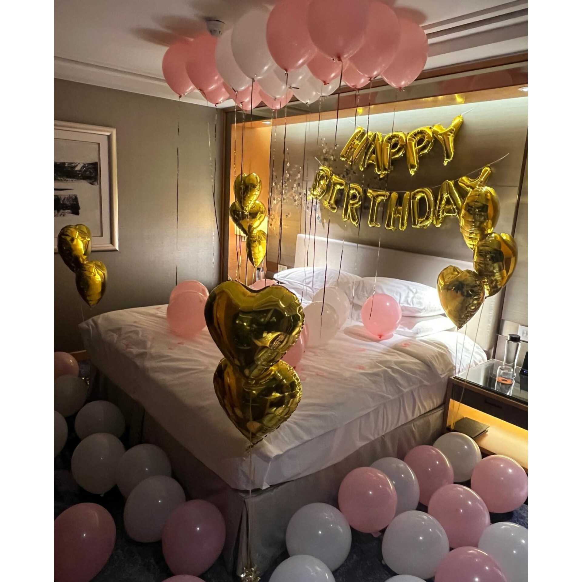 2,300 (ไม่รวมกลีบกุหลาบ)