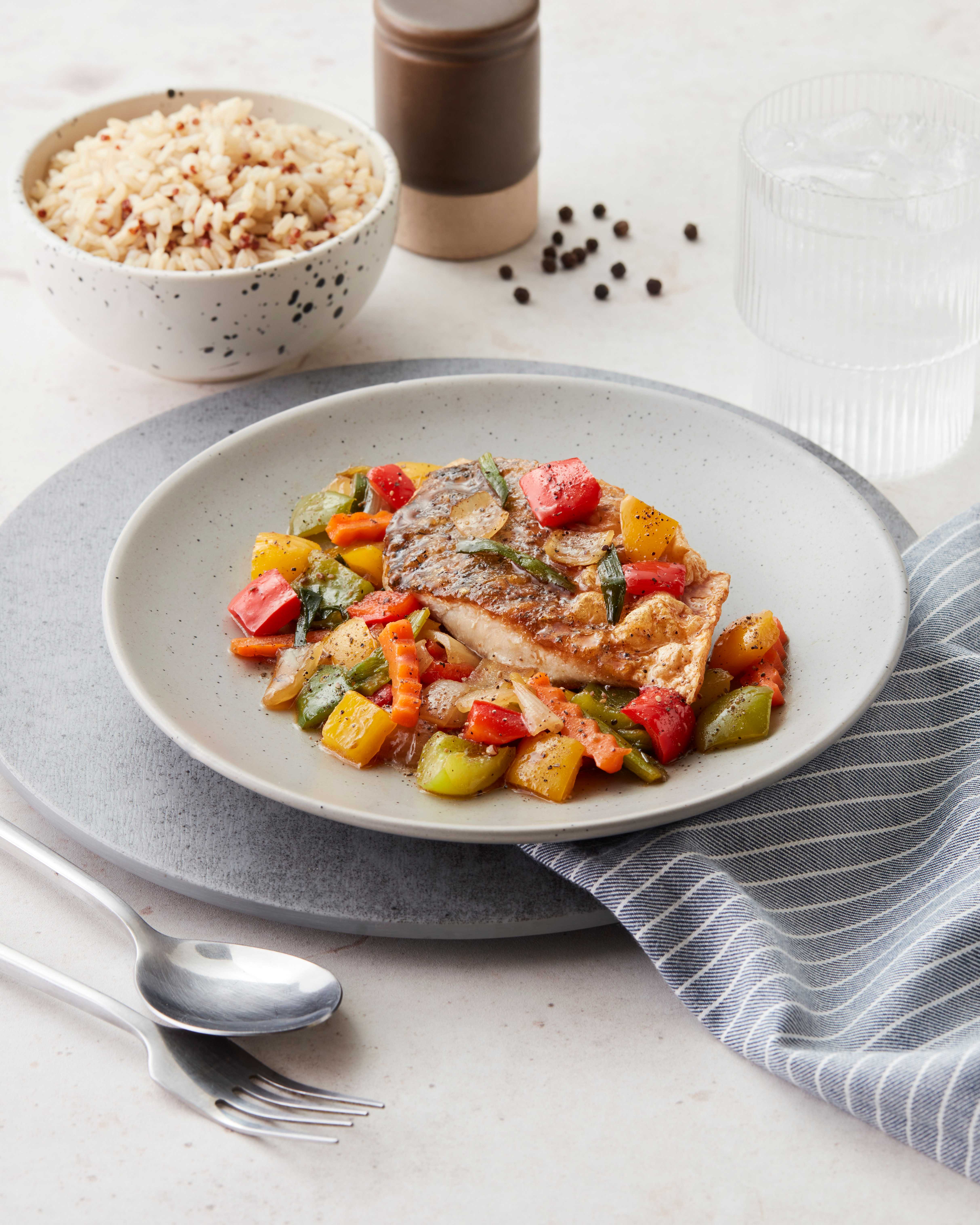 ปลากระพงผัดพริกไทยดำ + ข้าวกล้องธัญพืช