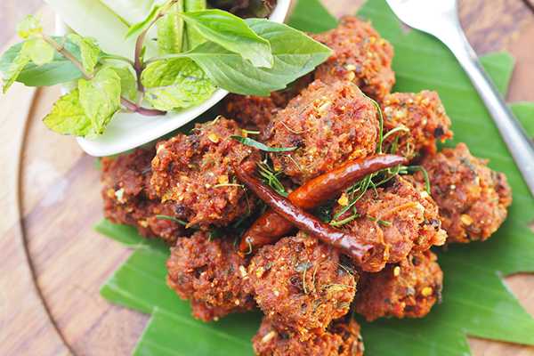 ลาบหมูทอด Fried spicy minced pork larb
