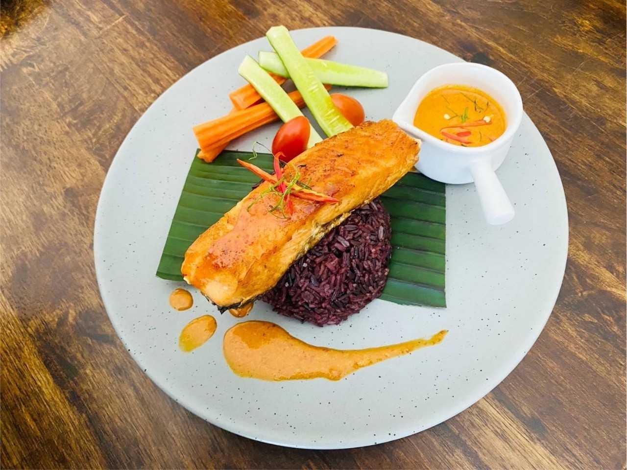แซลมอนราดซอสพะแนง / Salmon with panang Sauce