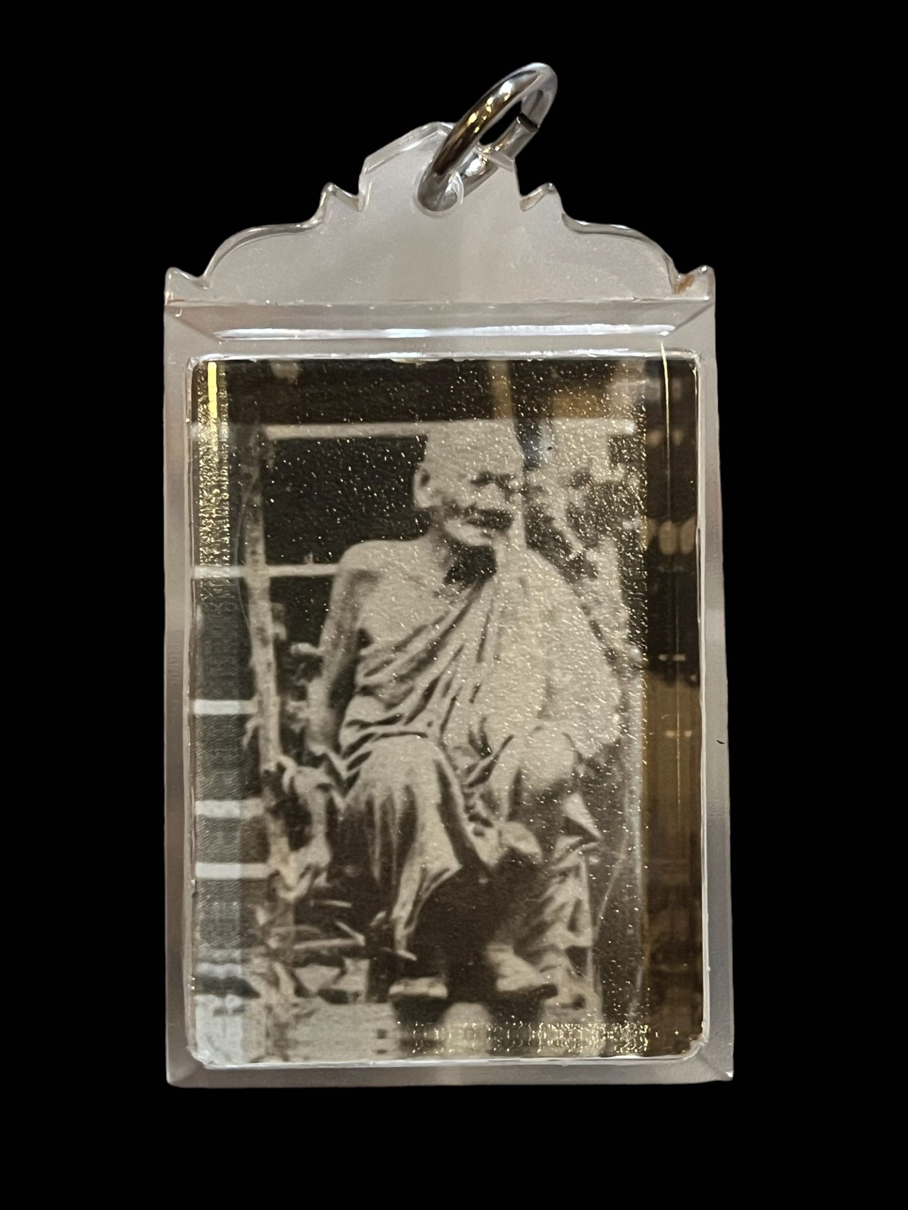 รูปถ่ายหลวงปู่ทอง วัดราชโยธา รุ่นสร้างโบสถ์ปี24  เลี่ยมเลนส์