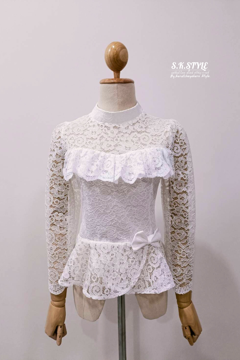 เสื้อลูกไม้ คอเต่า แขนยาว แต่งระบายหน้า งานชายระบายเอวแต่งโบว์น่ารักๆ งานสุภาพเรียบร้อย สวยมาก