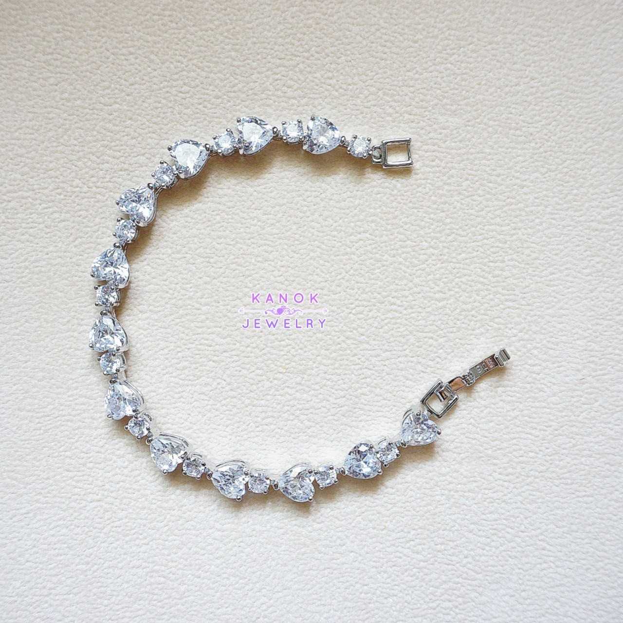 Kanok Jewelry /สร้อยข้อมือประดับเพชรสังเคราะห์ CZ  / จัดส่งฟรี EMS /B032