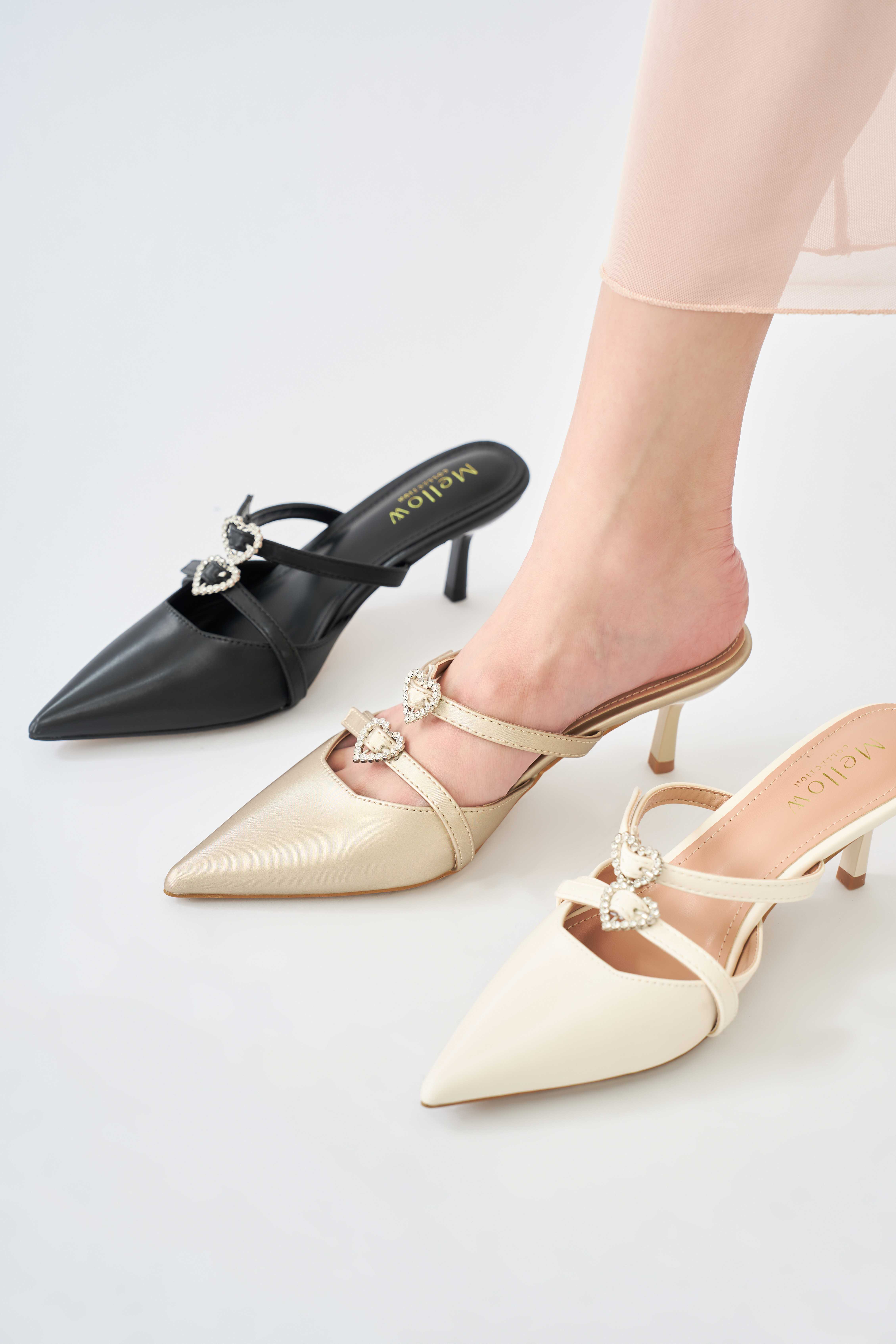 Mellowco รองเท้าส้นสูงหัวแหลม รุ่น Call Me Camellia M12-4530