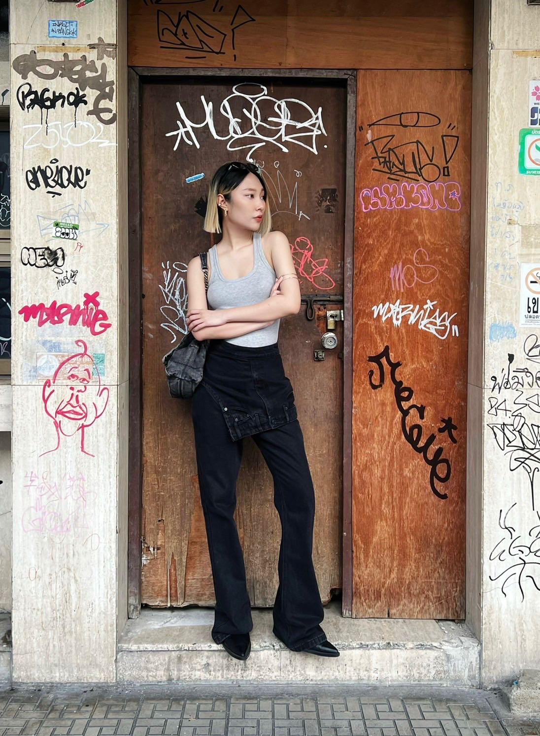 T62 - กางเกงยีนส์สีดำ Up side down Jeans