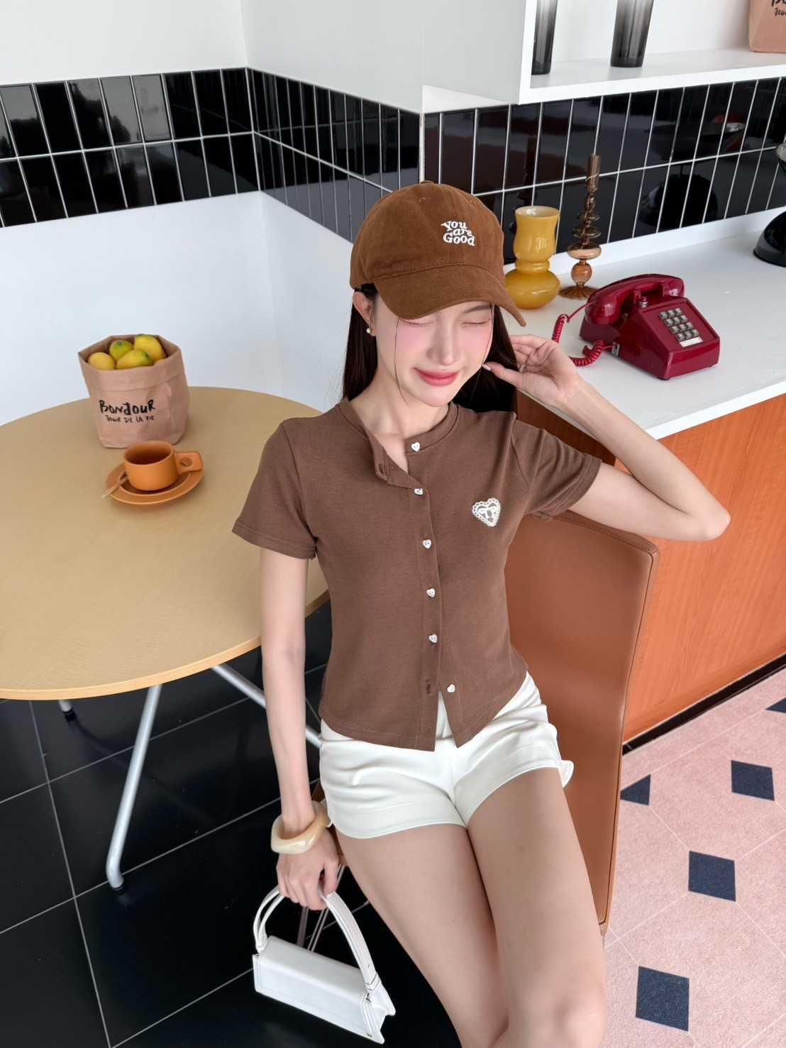 เสื้อยืดผ้านุ่มกระดุมหัวใจ