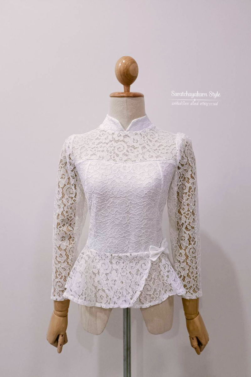 เสื้อลูกไม้ คอจีน แขนยาว ชายระบายแต่งโบว์น่ารักๆ  งานเข้ารูปทรงสวย พรางหุ่น ซิปหลัง ใส่ไปวัดสวยมาก