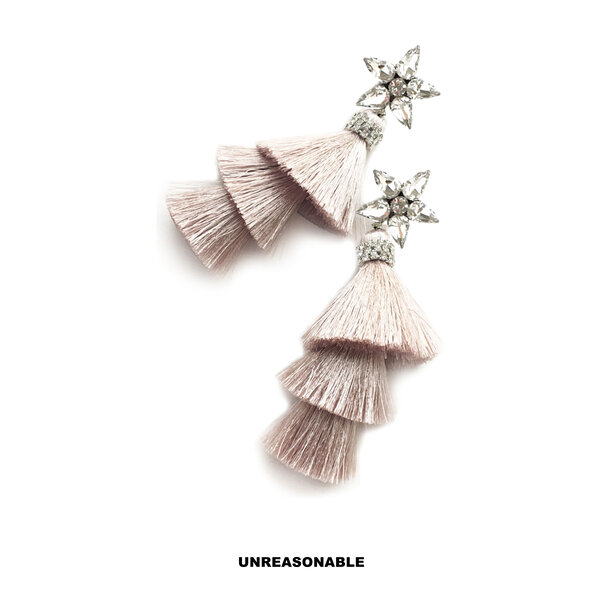 ต่างหูพู่คริสตัลดาว สีเบจ น้ำหนักเบา UA0481-04 Unreasonable Accessories