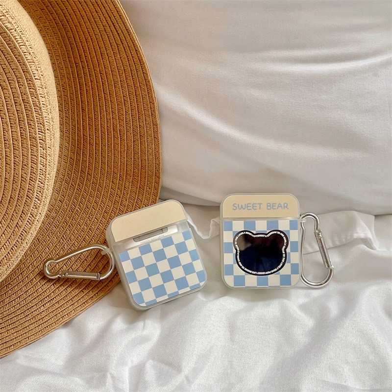 ♥ เคส Airpods : ยางลายตารางฟ้าขาว มีกระจกเป็นรูปน้องหมี ( พร้อมส่งเฉพาะรุ่น PRO )