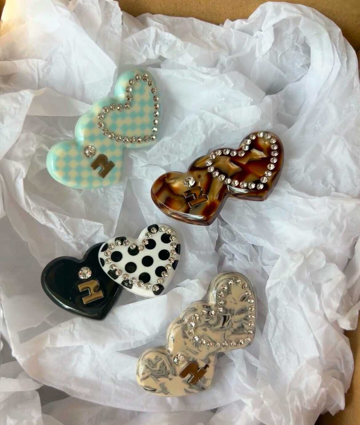  Tagi Heart Hair Pin – Chic & Playful Elegance