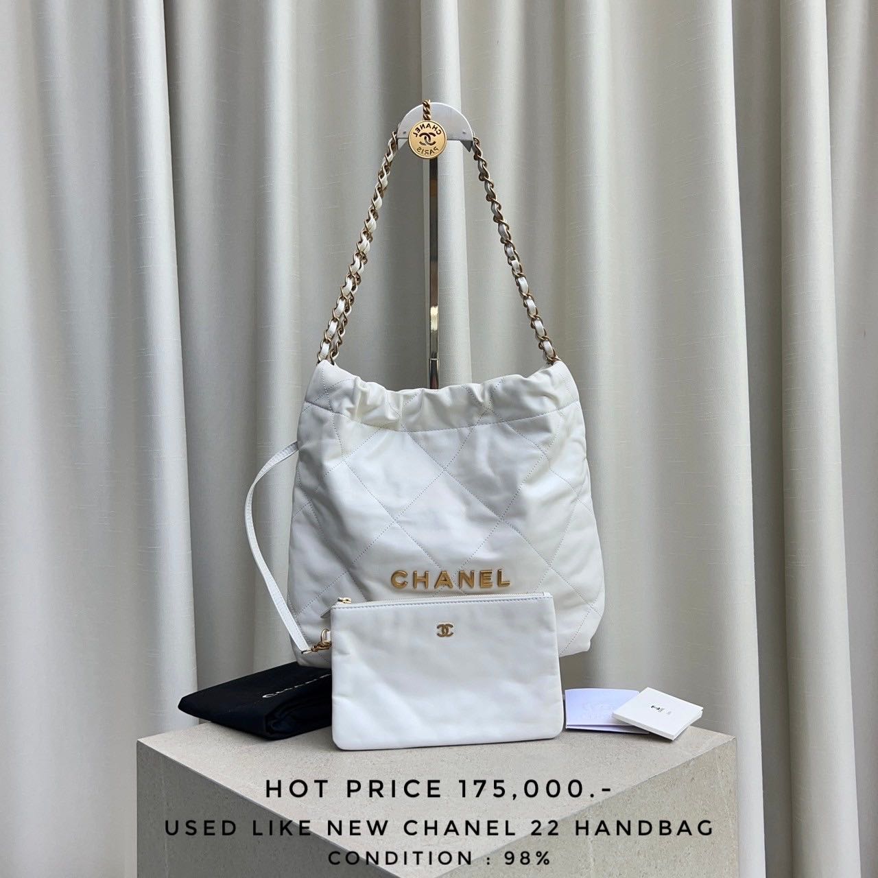USED like new Chanel  22 Handbag