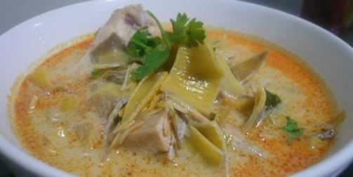 ต้มยำปลากะพงหัวปลี กะทิสด Tom Yum SeaBass Filet in Coconut Milk with Mushroom & Banana Blossom