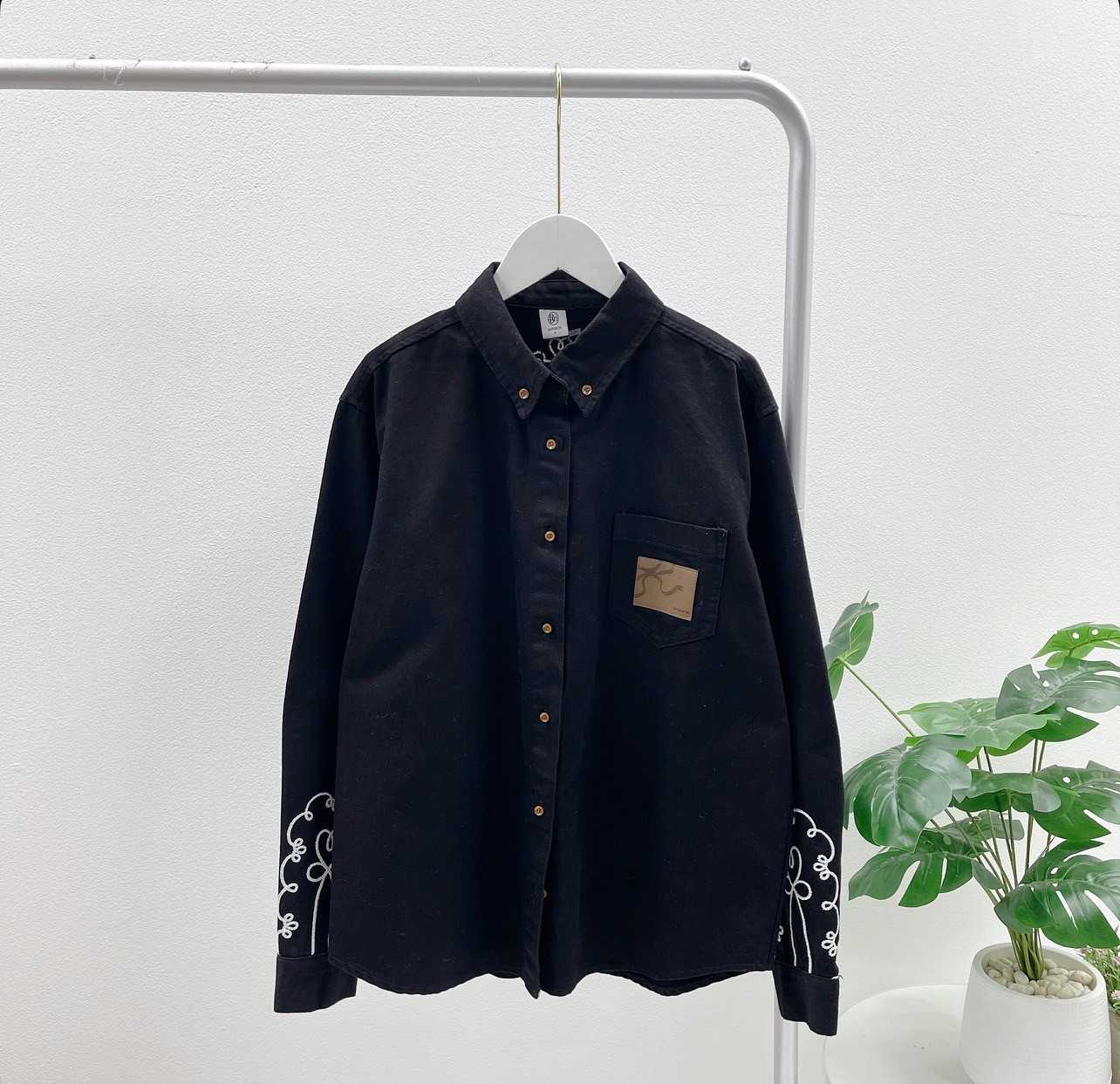 Ronron Needlework Patch Denim Shirt (Black)