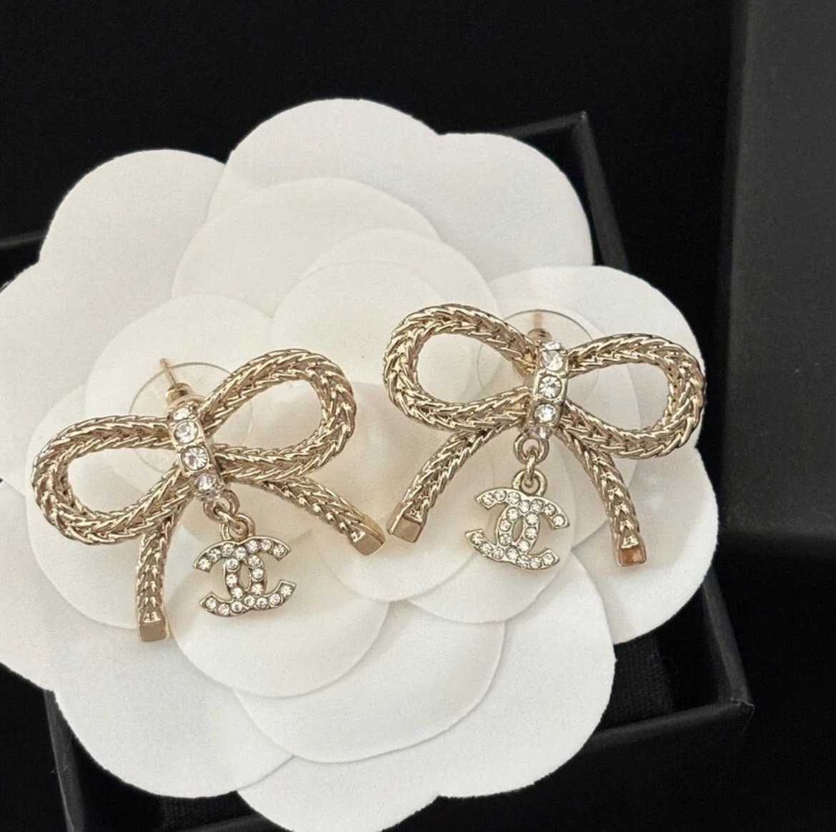 CHANEL METAL RIBBON EARRING